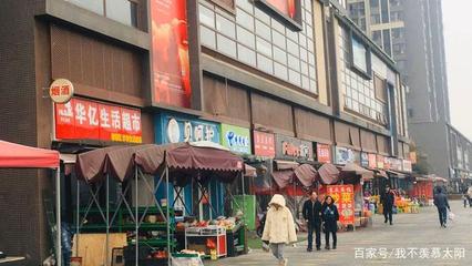 商鋪轉(zhuǎn)讓,小區(qū)門口第二間,租給超市。年租9萬(wàn)